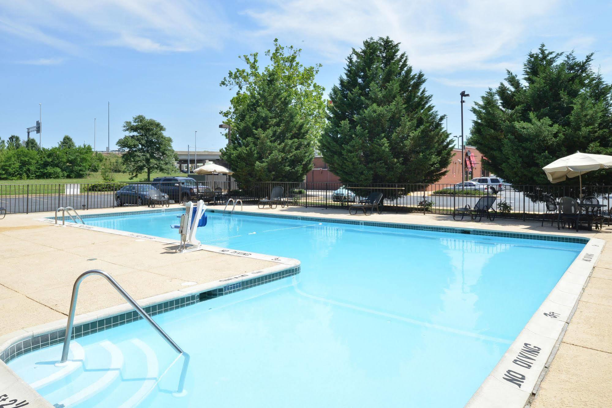 Days Inn By Wyndham Newark Wilmington Exterior foto
